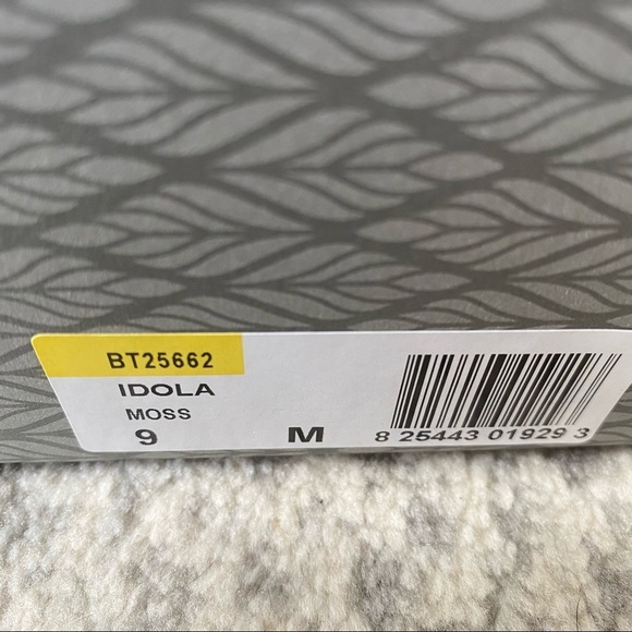 Baretraps Idola Suede Bootie in Moss - Picture 6 of 6